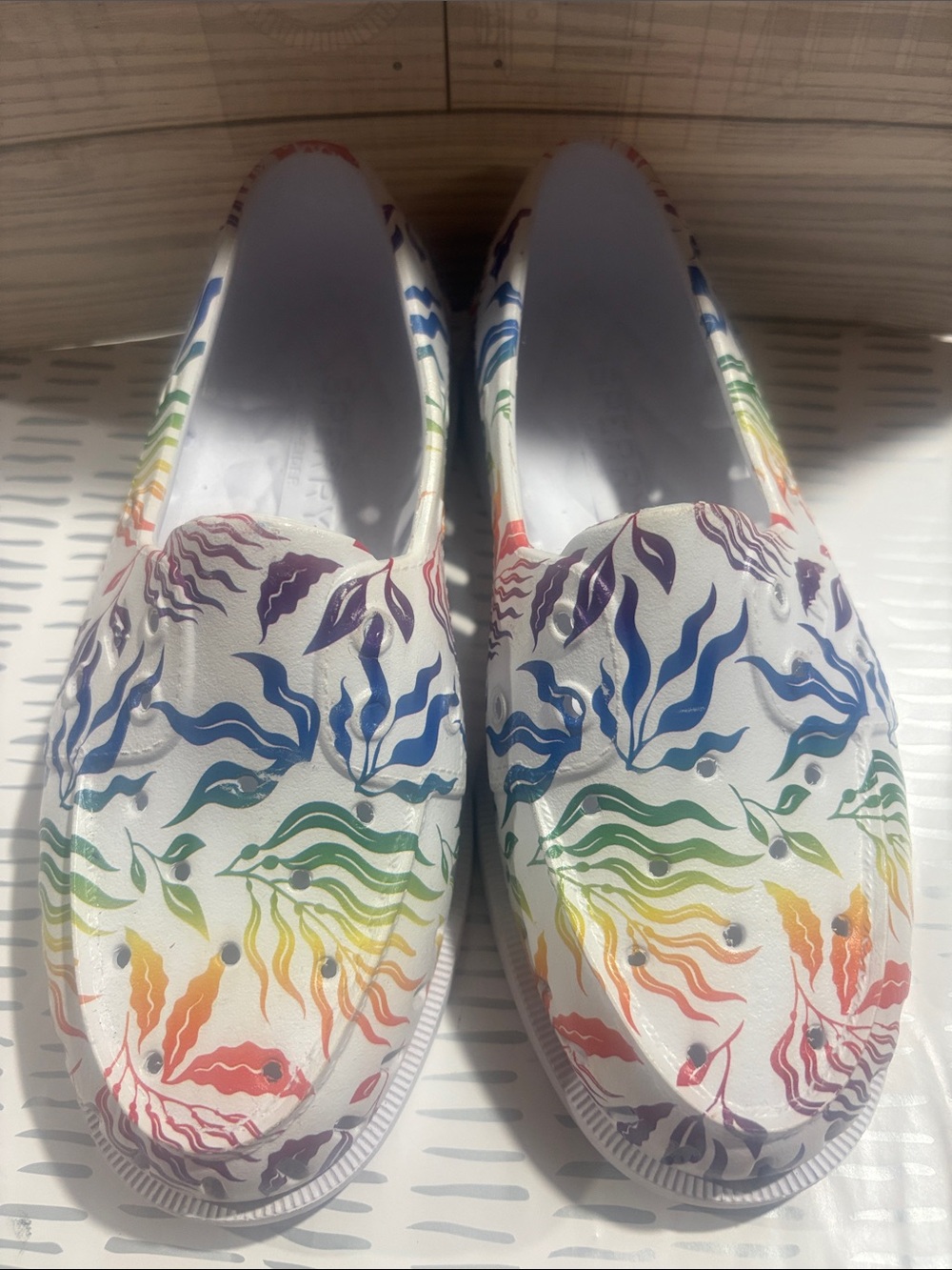 Sperry White Canvas Slip-Ons with Rainbow Wave & Leaf Print Sz 6